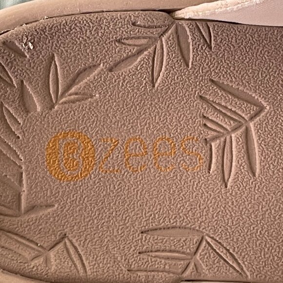 Bzees Slip On Bow Sandals Ivory 8.5W - Picture 2 of 6